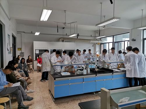 黨員示范課 陳潔老師帶領學生精準測定水中氟含量，展現生物化工技術研發的專業風采